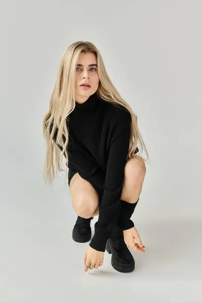 Young woman with long blonde hair showcases her beauty and fashion sense in a creative studio. — Stock Photo