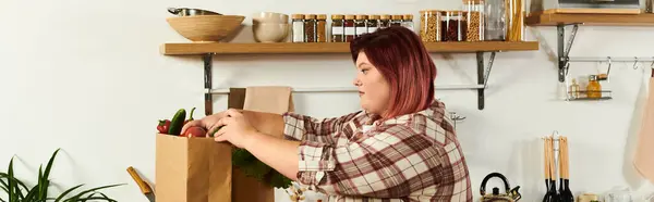 A confident young woman sorts vibrant produce in her cozy kitchen, surrounded by natural decor. — Stock Photo