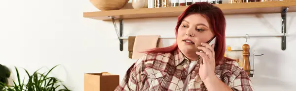 A charming plus size woman chats on the phone in her cozy, warmly decorated home. — Stock Photo