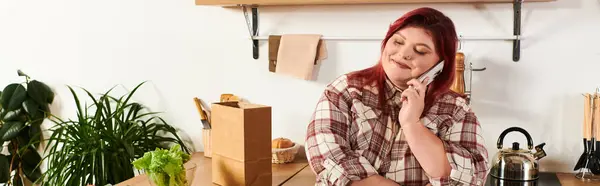 Женщина plus size вела веселый разговор в окружении веранды. — Stock Photo