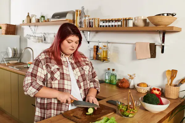 Além de mulher tamanho habilmente costeletas legumes, criando uma refeição deliciosa em sua cozinha quente. — Fotografia de Stock