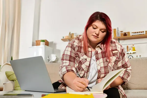 Jeune femme aime son processus créatif à la maison, capturant des pensées dans un environnement confortable. — Photo de stock