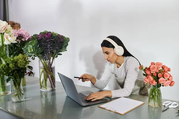 Une fleuriste dévouée organise sa boutique de fleurs tout en gérant les tâches quotidiennes avec passion. — Photo de stock