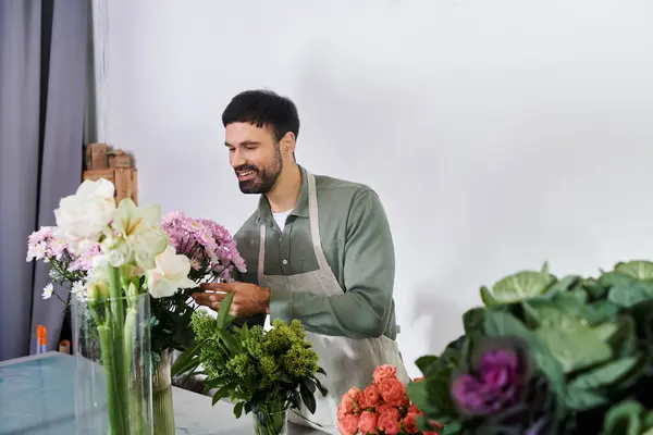 Beau barbu homme curates belles fleurs dans son charmant magasin de fleurs. — Photo de stock