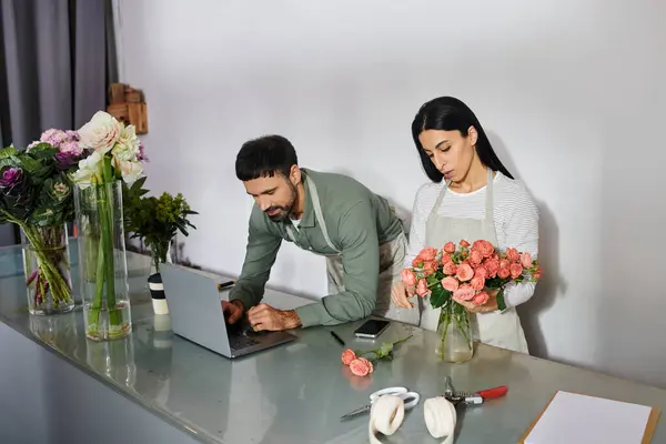 Couple collabore sur des dessins floraux tout en gérant leur petite entreprise dans un magasin confortable. — Photo de stock