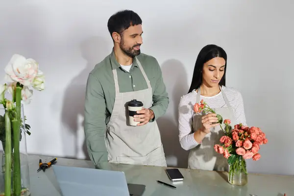 A couple lovingly tending to flowers in their lively florist shop, creating beautiful arrangements. — Stock Photo