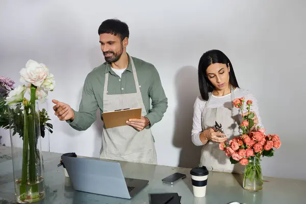 Couple marié collabore sur des dessins floraux, mettant en valeur l'amour et l'art dans leur entreprise. — Photo de stock