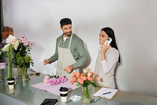 Fleuristes dédiés travaillent ensemble pour créer de superbes dessins floraux dans leur boutique confortable. — Photo de stock