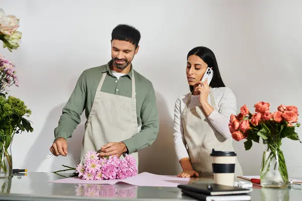Couple marié collabore sur de beaux arrangements floraux dans leur charmante boutique. — Photo de stock