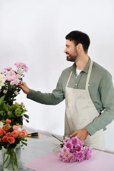 Un fleuriste habile organise des fleurs fraîches tout en mettant en valeur sa passion pour la nature et la beauté. — Photo de stock