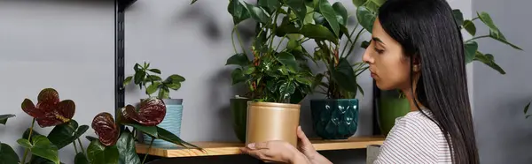 Una florista experta atiende a sus plantas, mostrando su pasión por la flora y las prácticas sostenibles. - foto de stock