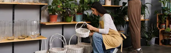 Pareja casada muestra su pasión por la floristería mientras que la organización de hermosas plantas, pancarta - foto de stock