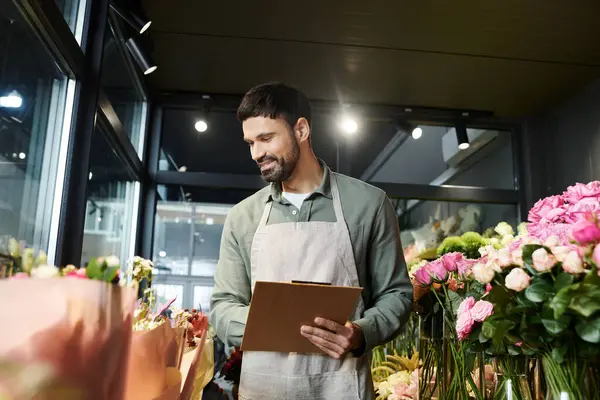 Floral expert selects exquisite flowers while showcasing his passion for plants in the shop. — Stock Photo