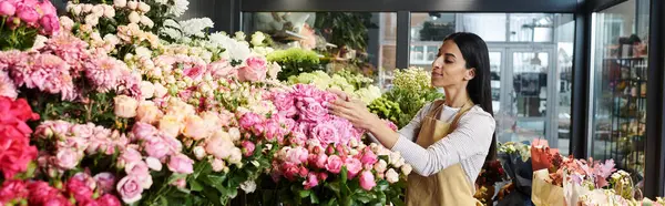 Florista habilmente prepara flores vibrantes em sua loja convidativa, mostrando sua criatividade, bandeira — Fotografia de Stock