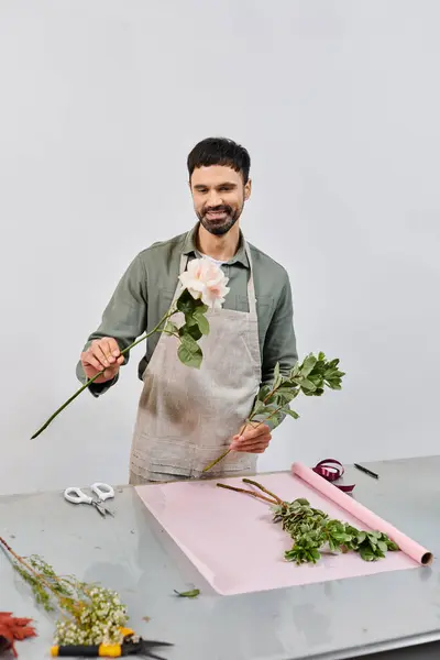 Un fleuriste habile travaille avec diligence, en créant des arrangements floraux avec des fleurs fraîches dans sa boutique. — Photo de stock