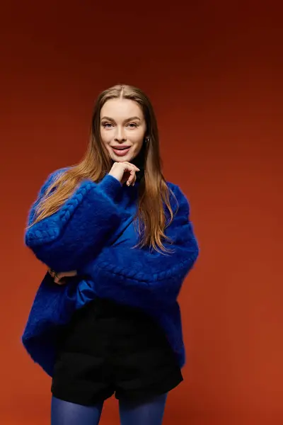 Une femme à la mode met en valeur son look vibrant avec un sourire charmant et une tenue élégante. — Photo de stock