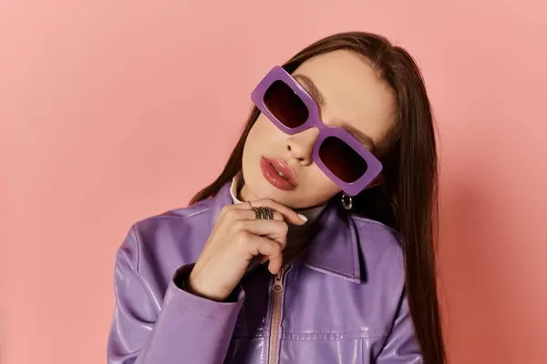 Приголомшлива жінка підкреслює свій стиль в шикарних фіолетових сонцезахисних окулярах і стильний піджак. — стокове фото