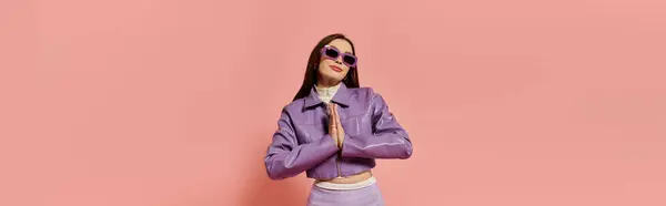 A stylish woman confidently poses in her trendy purple outfit. — Stock Photo