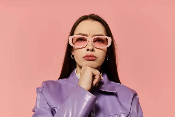 Mujer segura muestra su estilo con gafas de sol distintivas en un entorno creativo. — Stock Photo