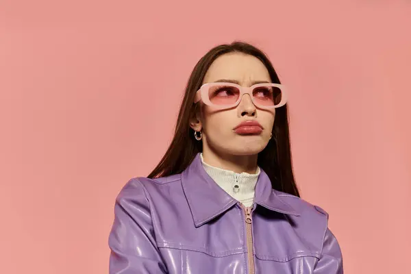 Mujer de moda con gafas elegantes muestra emociones juguetonas en un entorno colorido. - foto de stock