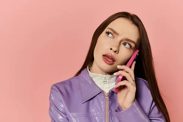 A beautiful woman engages in a phone conversation, showcasing her stylish look and vibrant energy. — Stock Photo