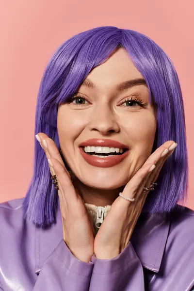 Una mujer impresionante con el pelo morado sonríe, irradiando alegría y estilo. - foto de stock