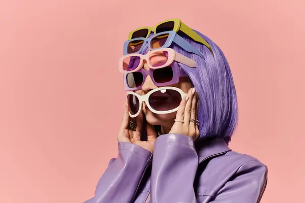 Una mujer con estilo brilla con creatividad, con gafas de sol juguetonas apiladas en su cabeza. - foto de stock