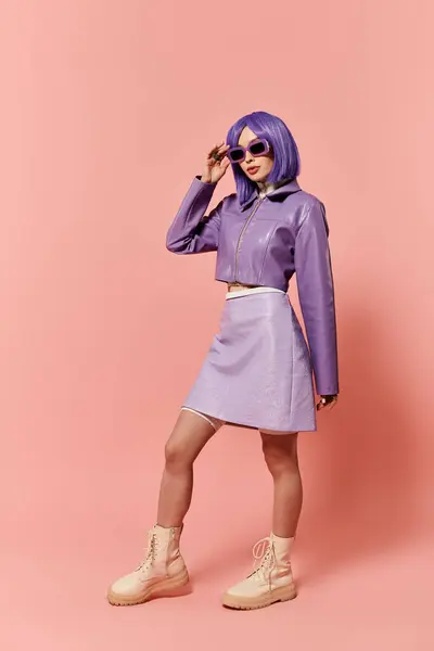 A chic woman flaunts a trendy purple outfit and bold accessories in a modern setting. — Stock Photo