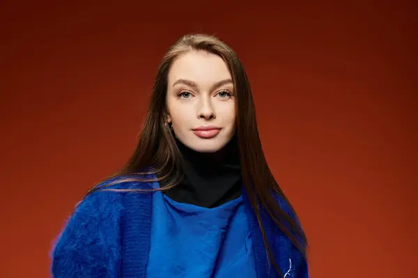 A vibrant and stylish woman poses confidently in a bold blue outfit, radiating elegance and charm. — Stock Photo