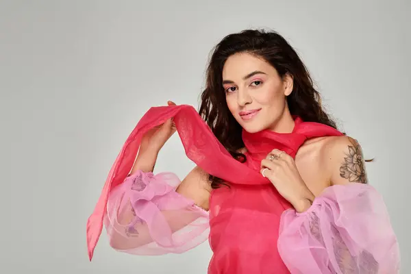 Mujer con el pelo rizado lleva un traje colorido, destacando su estilo de moda en un estudio. - foto de stock