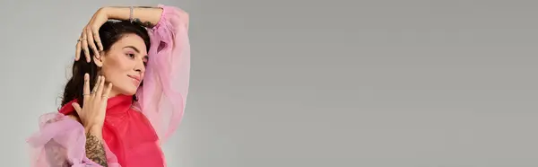 Mulher bonita mostra seu estilo com poses cativantes contra um pano de fundo neutro. — Fotografia de Stock