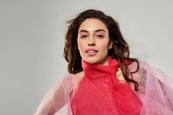 Uma jovem mulher bonita mostra seu senso de moda com uma roupa colorida e poses marcantes. — Fotografia de Stock