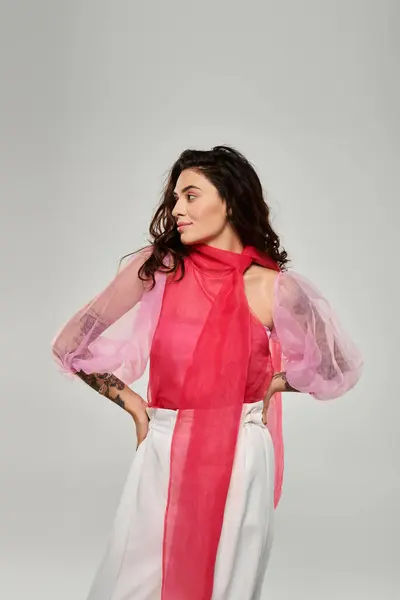 Молода красива жінка витончено стоїть, демонструючи свій модний одяг і чарівність. — стокове фото