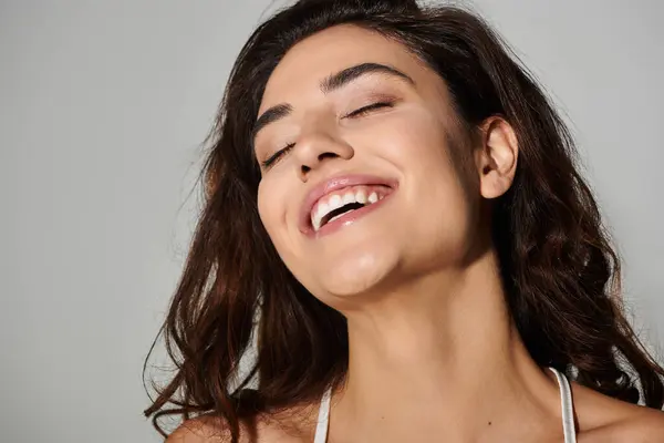 Young woman with a radiant smile enjoying a moment of happiness and positivity — Stock Photo