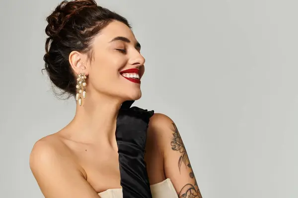 A young woman showcases her beauty with a radiant smile, wearing elegant accessories and attire. — Stock Photo