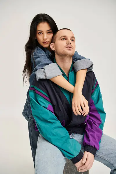 A stylish young couple shares their love in a cozy studio, celebrating romance. — Stock Photo