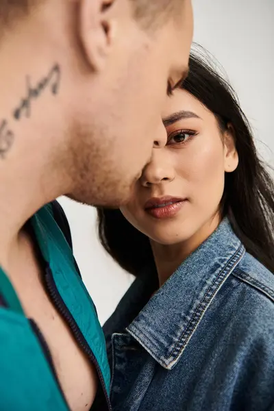 Casal jovem compartilha um momento íntimo em um estúdio, foco seletivo na mulher — Fotografia de Stock