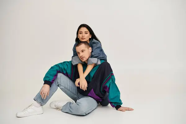 A young couple poses in a stylish studio, celebrating their love on Valentines Day. — Stock Photo