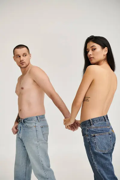 Young couple shares a moment of intimacy in a studio, embodying passion and romance together. — Stock Photo