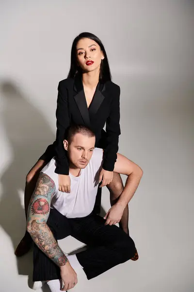 A beautiful young couple showcases their love in a chic studio setting on Valentines Day. — Stock Photo