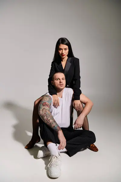 A stylish young couple poses in a modern studio, radiating romance. — Stock Photo