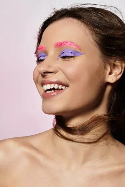 Mujer joven con maquillaje creativo y cejas teñidas muestra su estilo en la iluminación del estudio. — Stock Photo