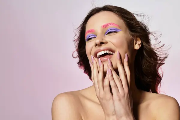Una joven sonríe alegremente, mostrando su impresionante sombra de ojos púrpura y cejas rosadas. — Stock Photo