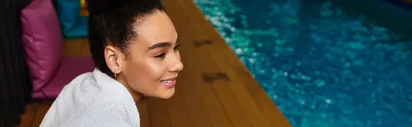 A young chic woman relaxes peacefully by a serene spa poolside. — Stock Photo