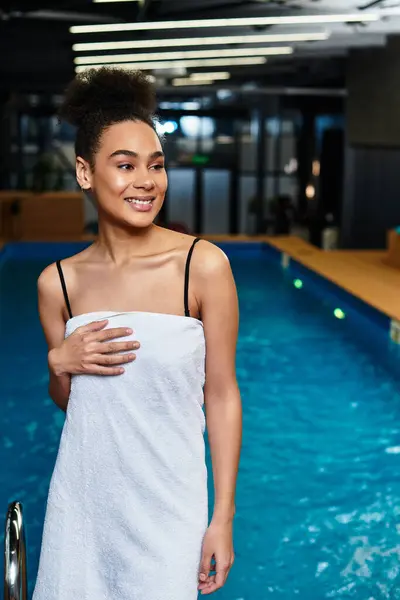 Young woman enjoys a serene moment at a spa, feeling relaxed and carefree by the water. — Stock Photo