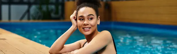 A beautiful young woman unwinds at a serene spa, embracing the calming atmosphere and joy. — Stock Photo