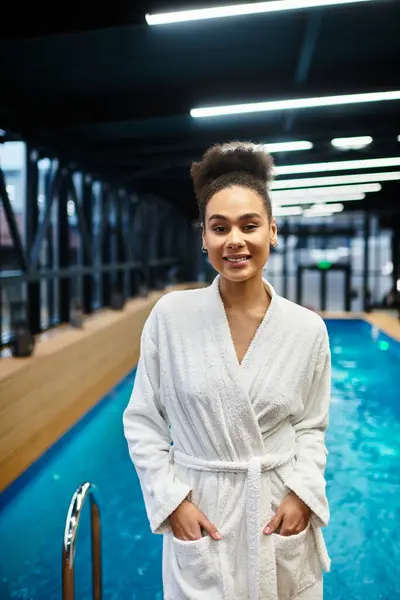 Une jeune femme afro-américaine profite de son temps dans un spa luxueux, rayonnant de joie et de détente. — Photo de stock