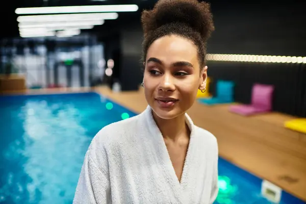 Jeune femme sourit paisiblement, embrassant la détente dans un environnement spa serein. — Photo de stock