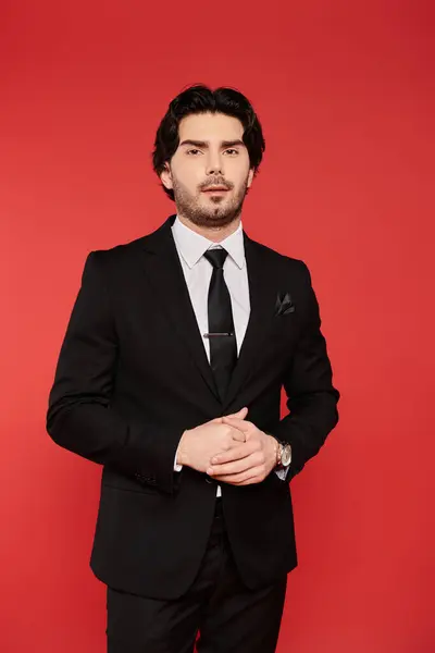 Um jovem bonito em um terno sob medida posa com postura, mostrando elegância e charme. — Fotografia de Stock