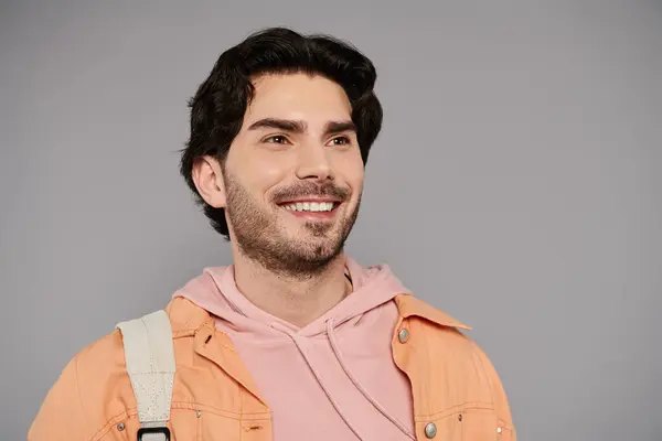 Hombre morena con una sonrisa cálida lleva un traje casual y disfruta de un momento relajado en el interior. — Stock Photo